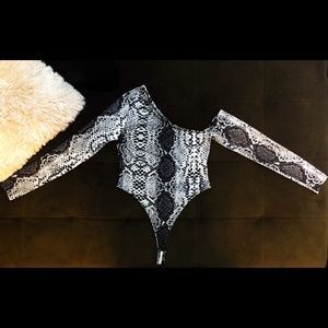 NWT Boohoo Asymmetric Snakeskin Bodysuit Grey
